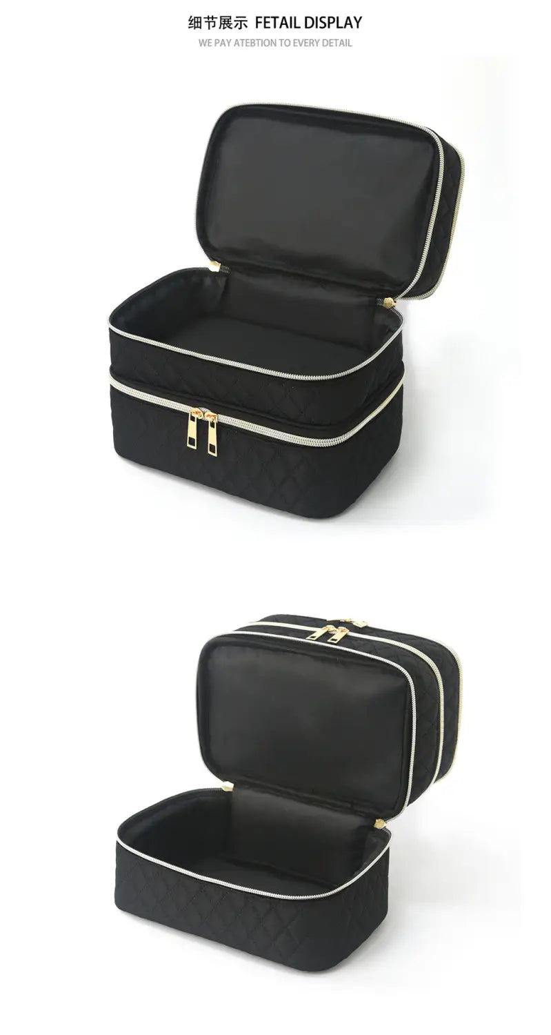 Estuche de maquillaje de viaje negro, acolchado en doble capa, en tres niveles, con cremalleras de tono dorado y acentos de costura blanca.