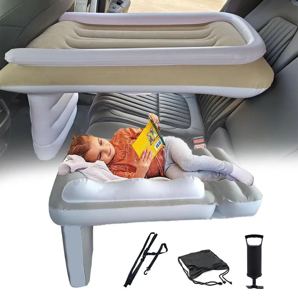 Lit d’avion d’appoint portable pour tout-petit beige et blanc, en matériau gonflable, avec des supports latéraux intégrés pour les déplacements et le confort.