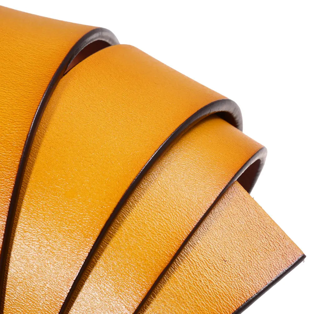 Une sangle de ceinture en cuir à cliquet enroulée sans trous 3,5 cm pour homme, en couleur ambre chaude, avec une texture lisse et des bords brun foncé finement finis.