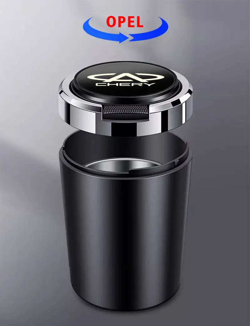 Cendrier de voiture cylindrique noir Chery LED, avec couvercle à finition chromée, portant le logo Chery et un indicateur de la marque Opel, conçu pour une utilisation en gobelet de véhicule.