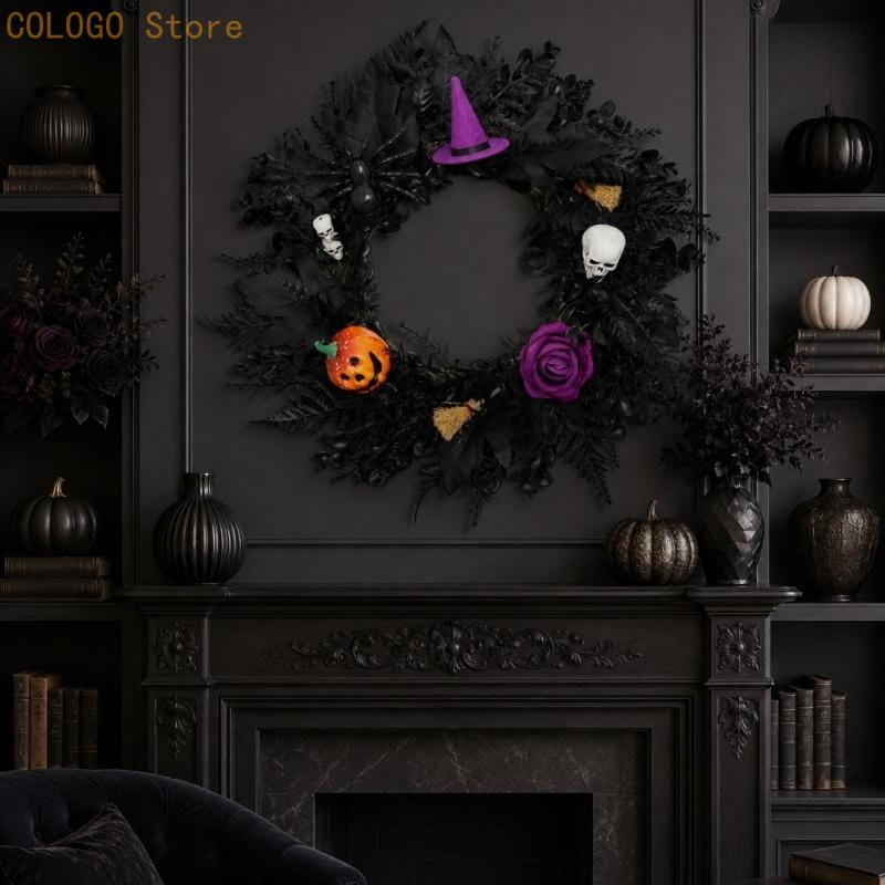 Halloween-Kranz mit schwarzem Grund, verziert mit einem violetten Hexenhut, weißen Totenköpfen, einem orangefarbenen Kürbisgesicht und einer kräftig violetten Rose.