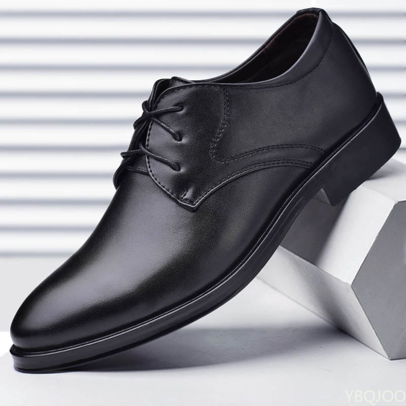 Schwarzer Oxford-Lederschuh für Herren mit Schnürverschluss, schlanker spitz zulaufender Vorderkappe und polierter Oberfläche.