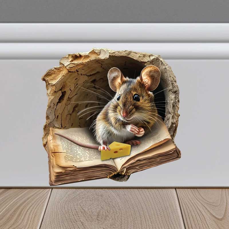 Un autocollant mural 3D réaliste représentant une souris brune et grise aux yeux noirs tenant un morceau de fromage jaune, apparaissant derrière un livre ancien ouvert en PVC amovible, format autocollant.