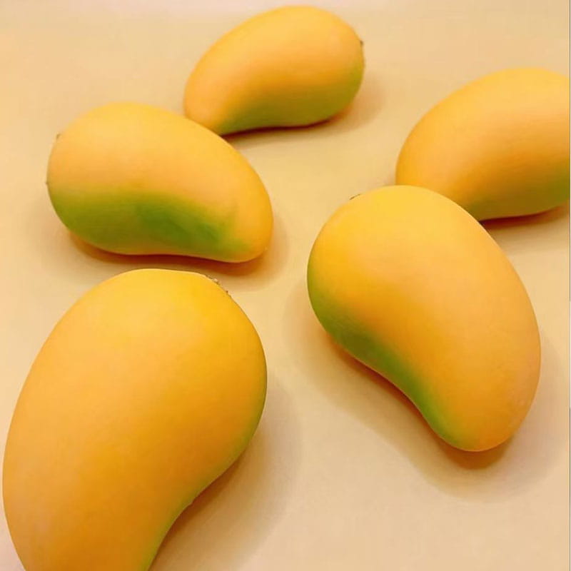jouets antistress souples en forme de mangue, jaune et verte, présentés pour soulagement du stress et utilisation lors d’une fête d’anniversaire