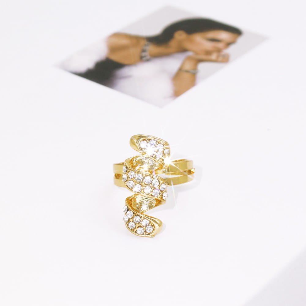 Goldtöniger Spiralenring für Damen, verziert mit klaren Kristallen aus dem Goldquasten-Schmuckset für Damen.
