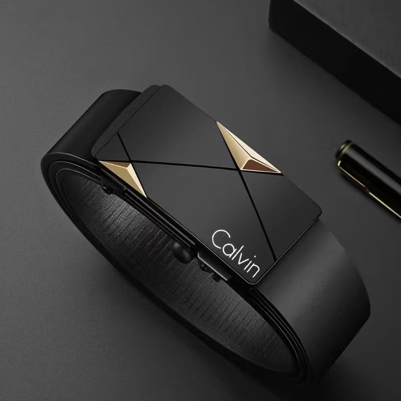 Schwarzer Ledergürtel mit automatischer Schnalle für Herren mit einer schlanken geometrischen Schnalle mit goldfarbenen, dreieckigen Akzenten und dem Markennamen Calvin.