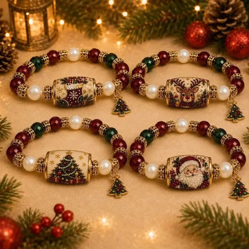 Vier festliche weihnachtliche Perlenschnur-Stretcharmbänder mit zentralen dekorativen Perlen mit Feiertagsmotiven wie Rentier und Weihnachtsmann, akzentuiert mit roten und grünen Edelsteinen sowie weißen Perlen.