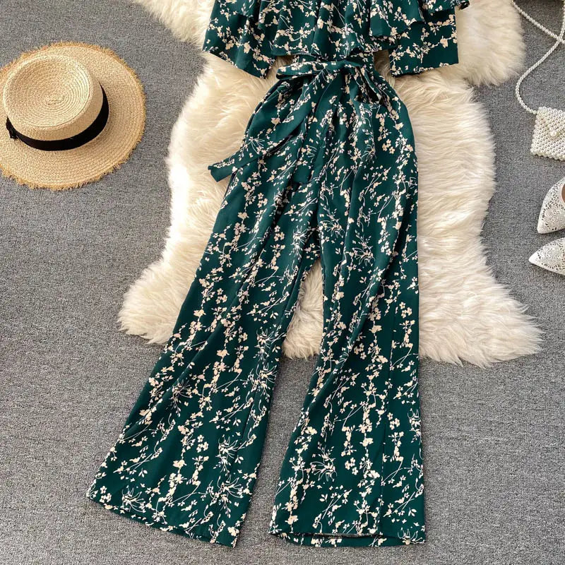 Enterizo de pierna ancha floral verde esmeralda con escote tipo bardot, mangas con volante y cinturilla con autoajuste, ideal para un uso casual con estilo.