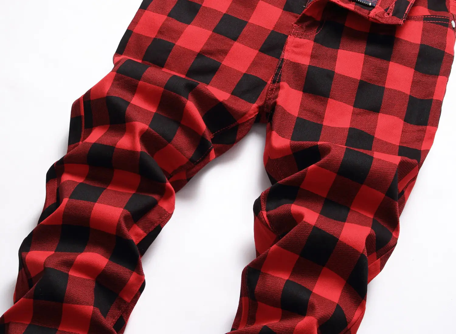 Jeans en denim rouges à carreaux, coupe slim ajustée, en tissu à carreaux rouge et noir, fabriqués à partir d’un tissu en denim.