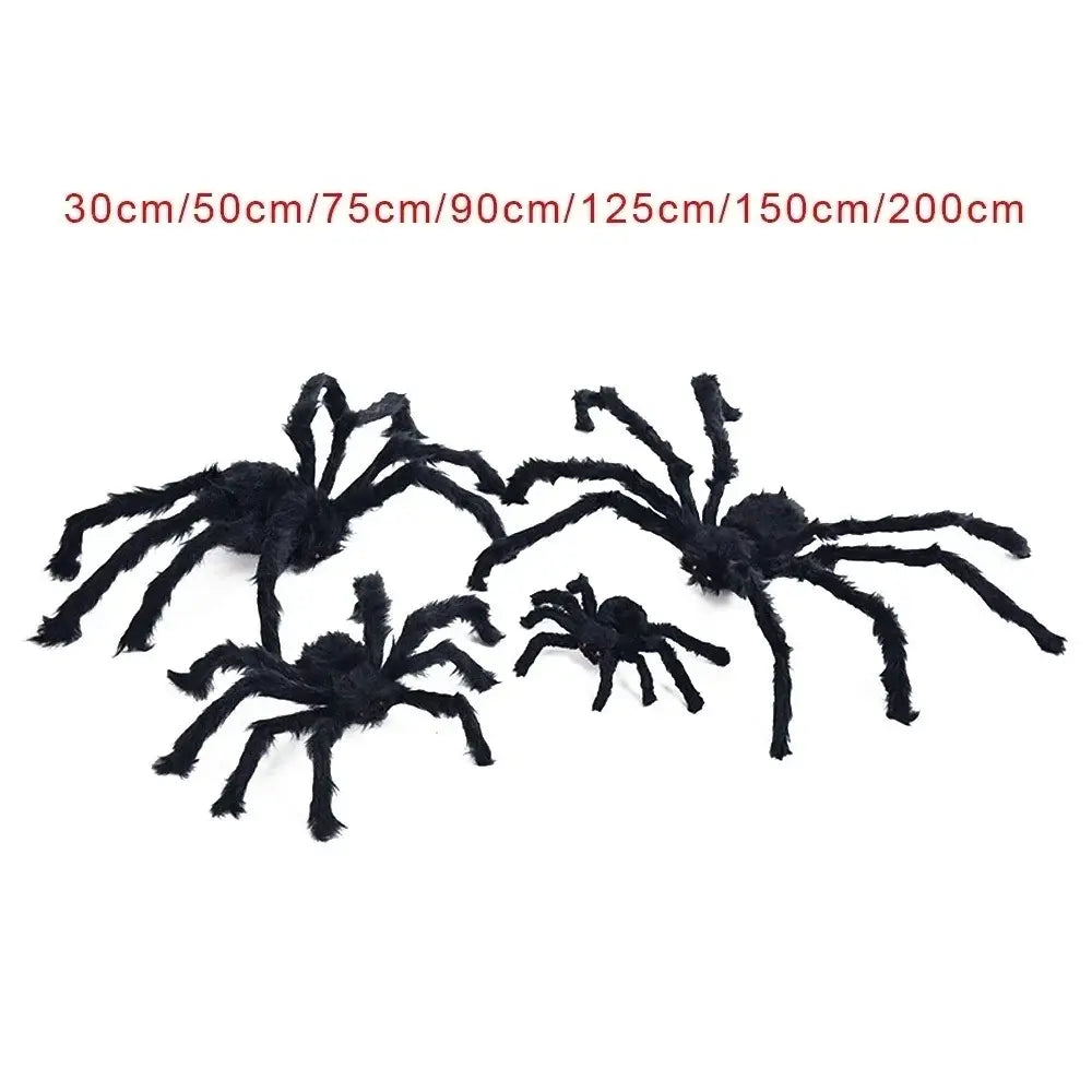 ensemble de quatre fausses araignées duveteuses noires de tailles différentes, de 30 cm à 200 cm, présentées avec une toile d’araignée géante pour des décorations d’Halloween.
