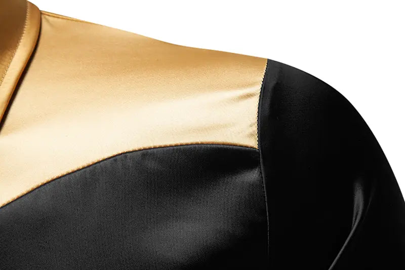 Herrenhemd mit goldfarbenem Besatz aus Satin mit elegantem schwarzen und goldfarbenen Satin-Top mit glatter, glänzender Oberfläche.