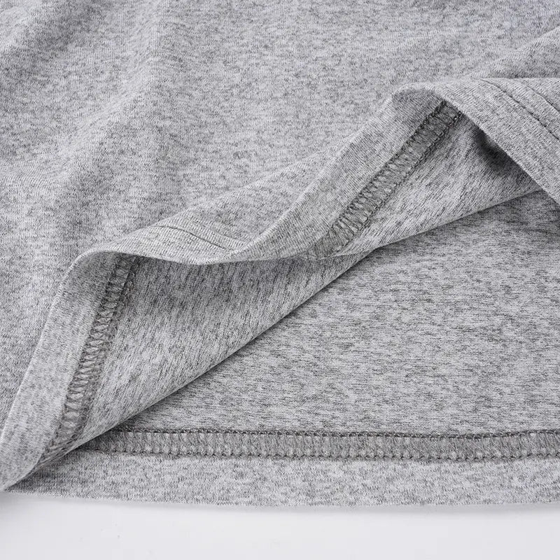Graues Strick-Camisole mit offenem Rücken aus weichem meliertem grauem Baumwollstoff mit einer dezenten, strukturierten Webart und sauber verarbeitetem Saum, ideal für Dropshipping und das Sicherstellen der Kaufabsicherungszeit.