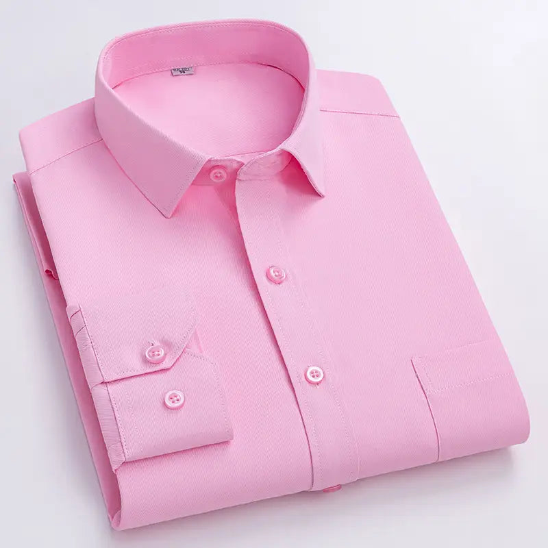 Ein ordentlich gefaltetes rosa Herren gestreiftes Businesshemd mit langen Ärmeln, klassischem Kragen und geknöpften Bündchen, ausgelegt für den professionellen Einsatz