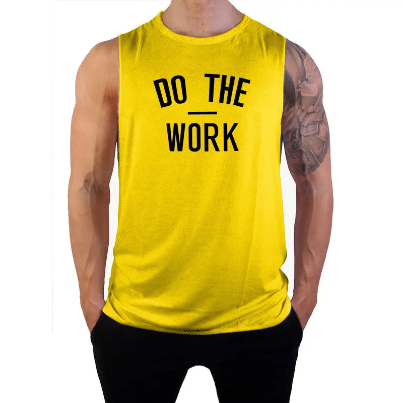 Débardeur de sport pour homme conçu pour accomplir la tâche, gilet de fitness à séchage rapide, en tissu texturé jaune vif, design sans manches, avec le texte « do the work » noir audacieux sur la poitrine.