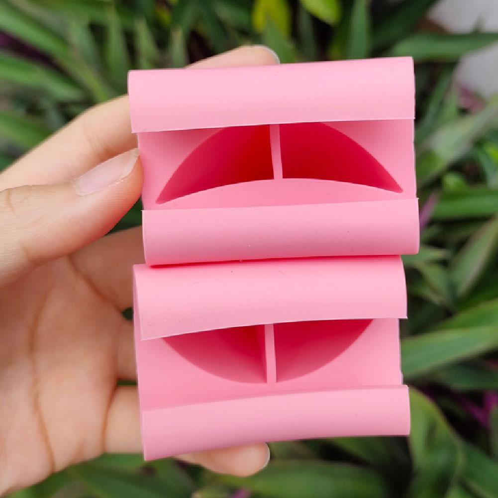 Attaches pour casque avec oreilles de chat en silicone rose, avec deux compartiments incurvés superposés, conçues comme organiseurs de câbles