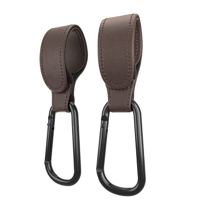 braune Lederspazierwagenhaken mit verstellbaren PU-Ledergriffen und schwarzen Karabinerclips für das Aufhängen der Kinderwagen-/Buggytasche