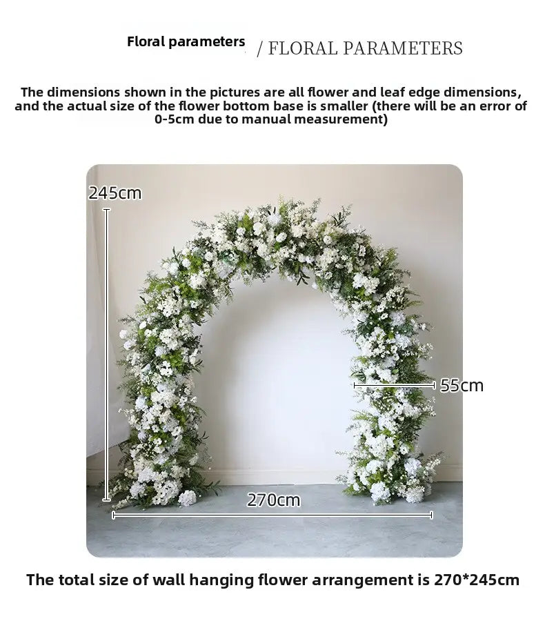 Arco floral para boda con soporte que presenta un arreglo arqueado exuberante de rosas blancas artificiales y follaje verde.