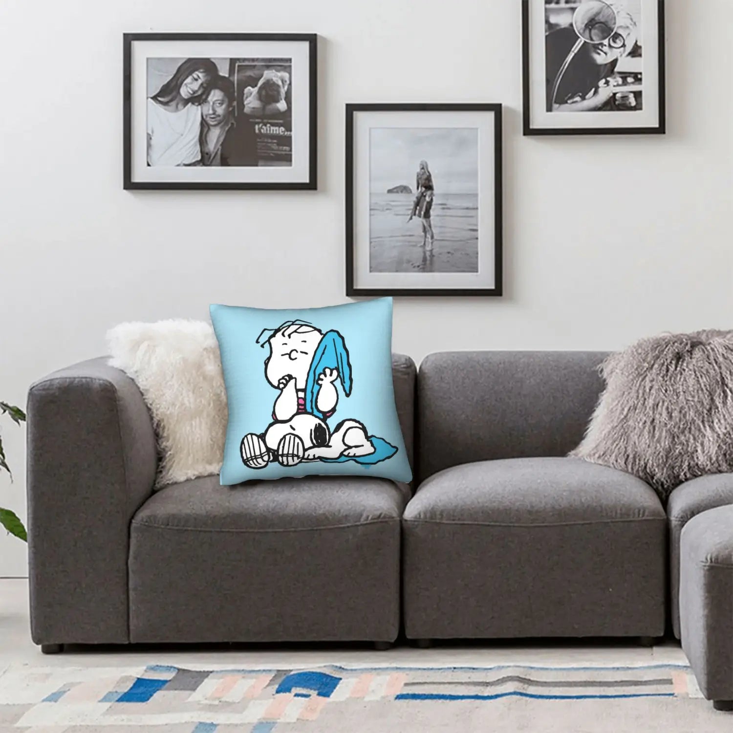 Housse d’oreiller Peanuts Snoopy pour la Saint-Valentin bleu clair comportant un personnage de Snoopy en dessin animé, les yeux fermés, avec une serviette drapée sur sa tête.