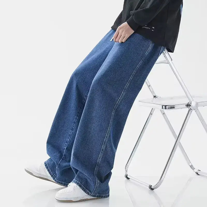 Jeans en denim bleu Y2K à jambes larges et ample pour hommes, avec une silhouette droite décontractée.