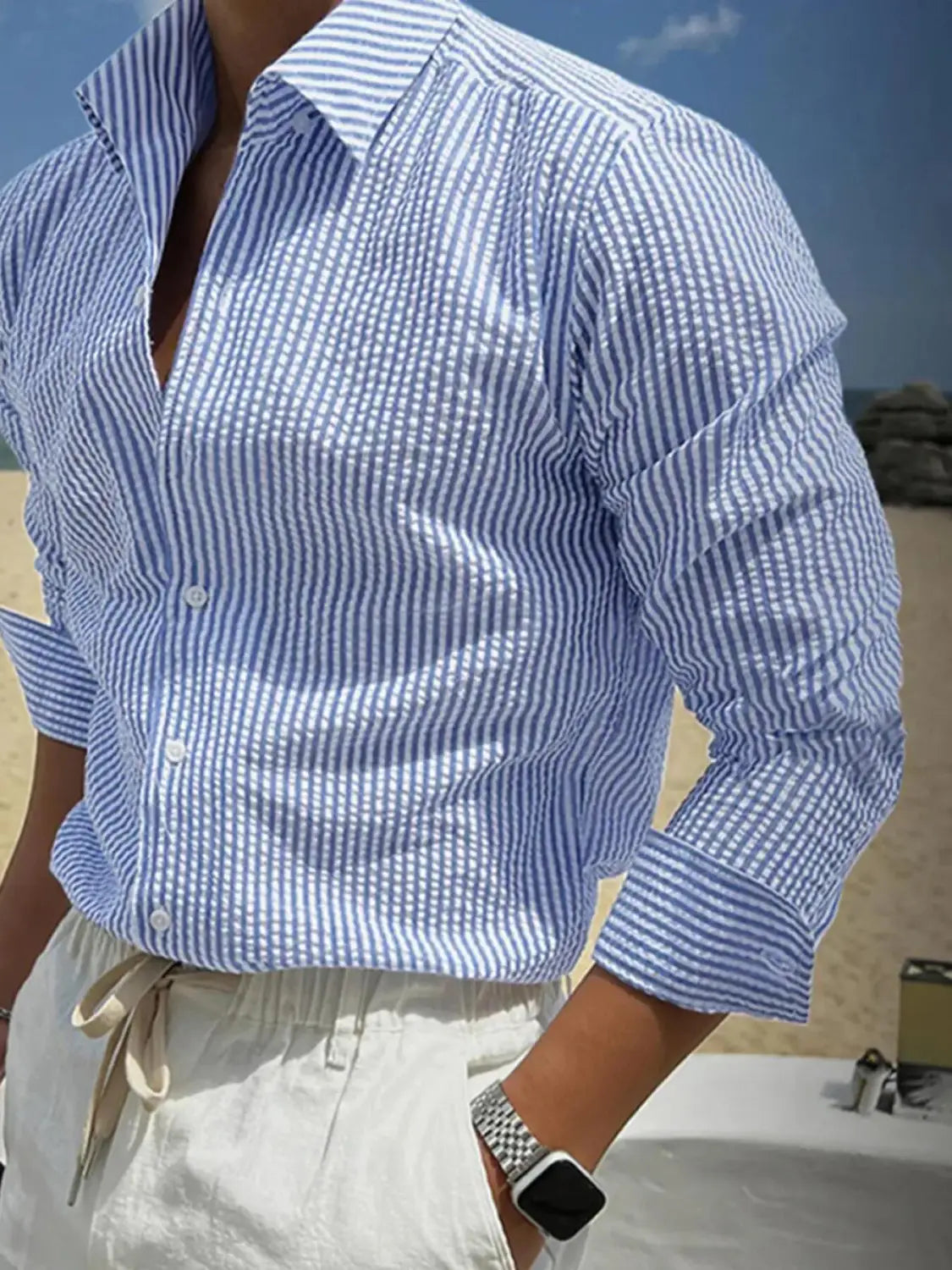 Chemise décontractée boutonnée manches longues à rayures bleues pour homme, avec motif net à rayures bleu et blanc, col classique, et tissu en coton léger.