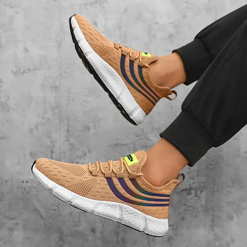 Baskets de sport décontractées en maille respirante pour hommes Zuuban en mesh beige avec des bandes noires et iridescentes violettes, une semelle intermédiaire blanche et des accents jaune néon sur les lacets.