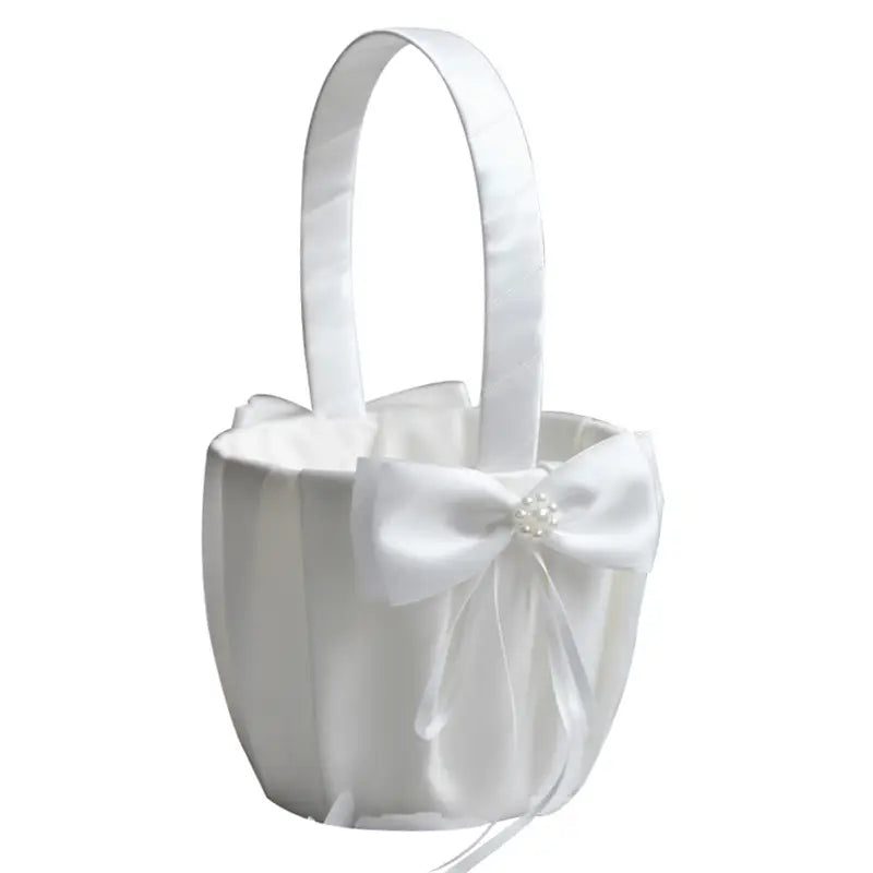 Panier de demoiselle d’honneur en satin blanc avec nœud décoratif agrémenté de perles, conçu pour les cérémonies de mariage.