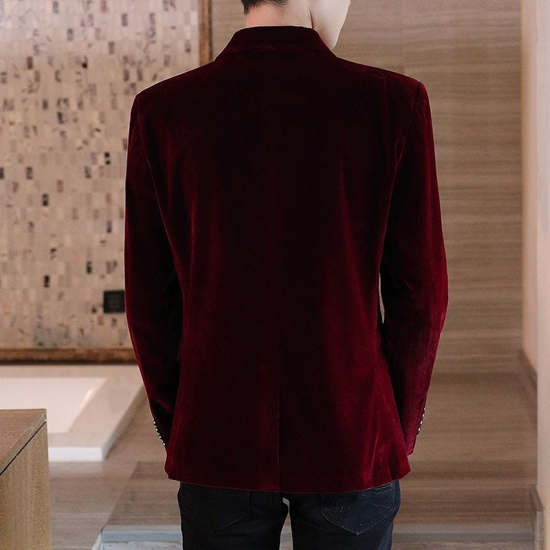 Veste de blazer en velours à coupe slim pour homme, en bordeaux riche, avec un col classique et un détail de boutons subtil sur les poignets.