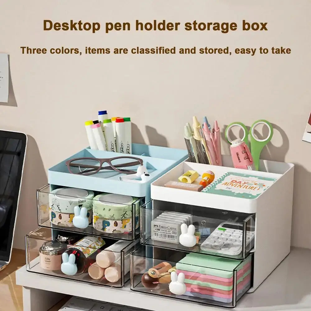 Organisateur de bureau avec tiroirs et poignées en forme de lapin, comprenant une boîte de rangement pour porte-stylos sur bureau blanc et bleu clair avec des tiroirs transparents et des poignées en forme de lapin.