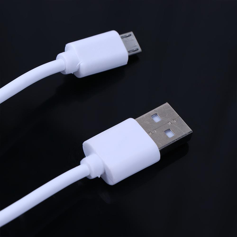 Cable blanco micro USB de carga rápida con conectores USB-A a micro-USB, con carcasa de plástico y un cordón flexible y suave para una carga eficiente.