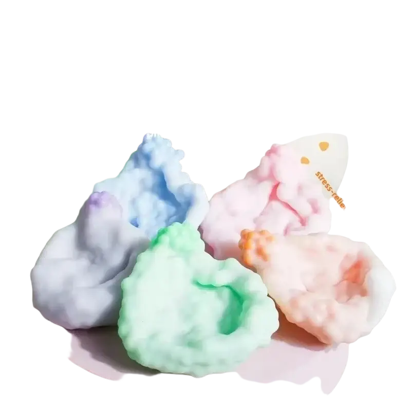 des jouets anti-stress souples en peau de neige en forme de nuage, aux couleurs pastel, en tons bleu, rose, vert et pêche, avec une finition mate en silicone, vus depuis le dessus.