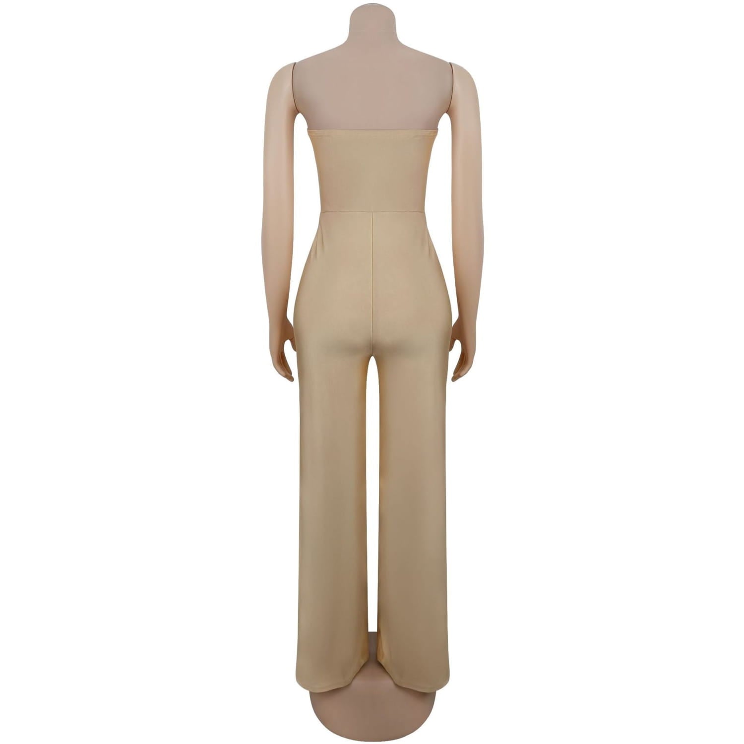Beiger ärmelloser Satin-Jumpsuit mit elegantem, körperbetontem Oberteil und fließenden Hosen mit weitem Bein sowie hohem Beinschlitz.