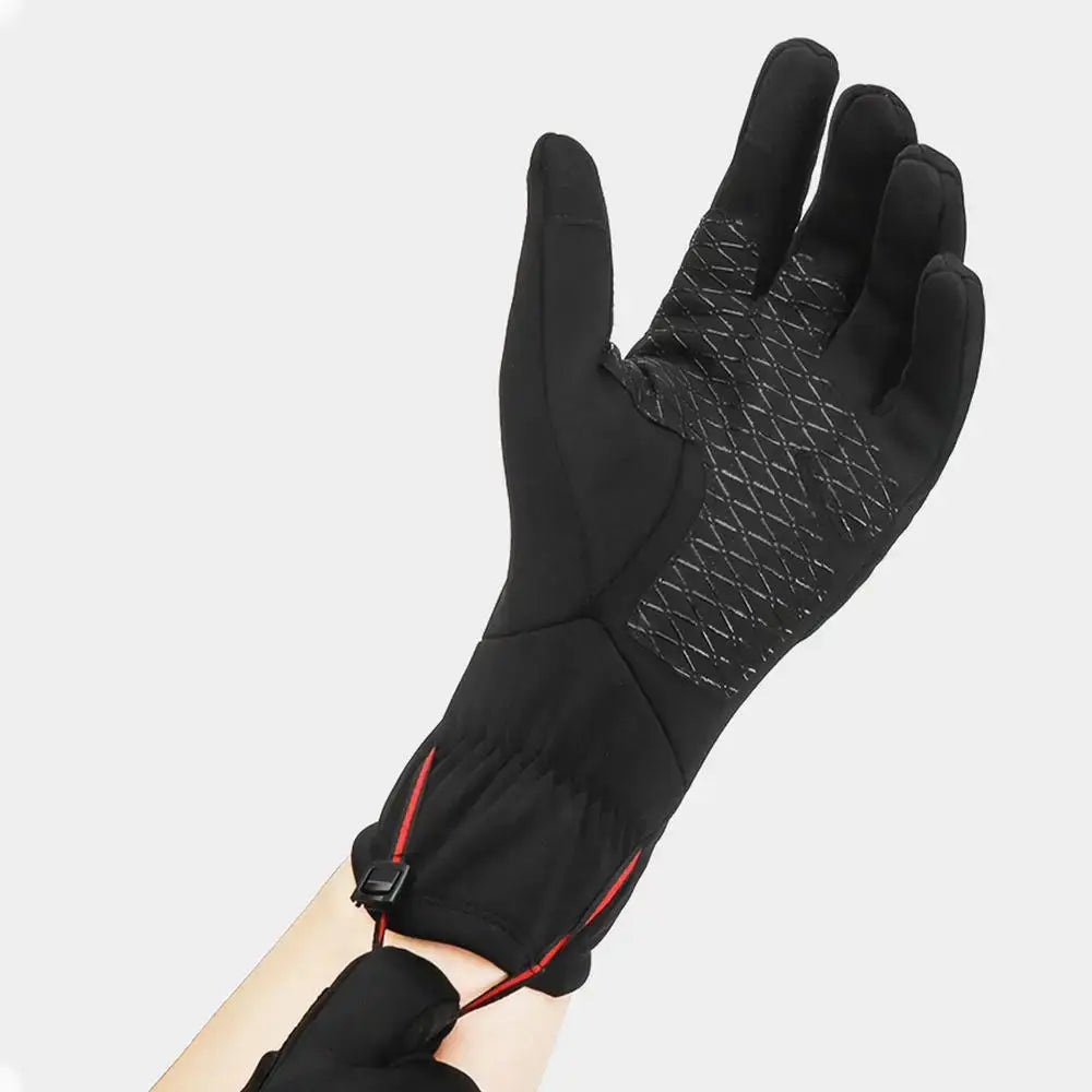 Gant d’hiver chauffant USB noir pour femmes, avec une prise sur la paume en motif losange texturé et un surpiquage d’accent rouge le long de la sangle du poignet, conçu pour un usage étanche et compatible avec l’écran tactile.