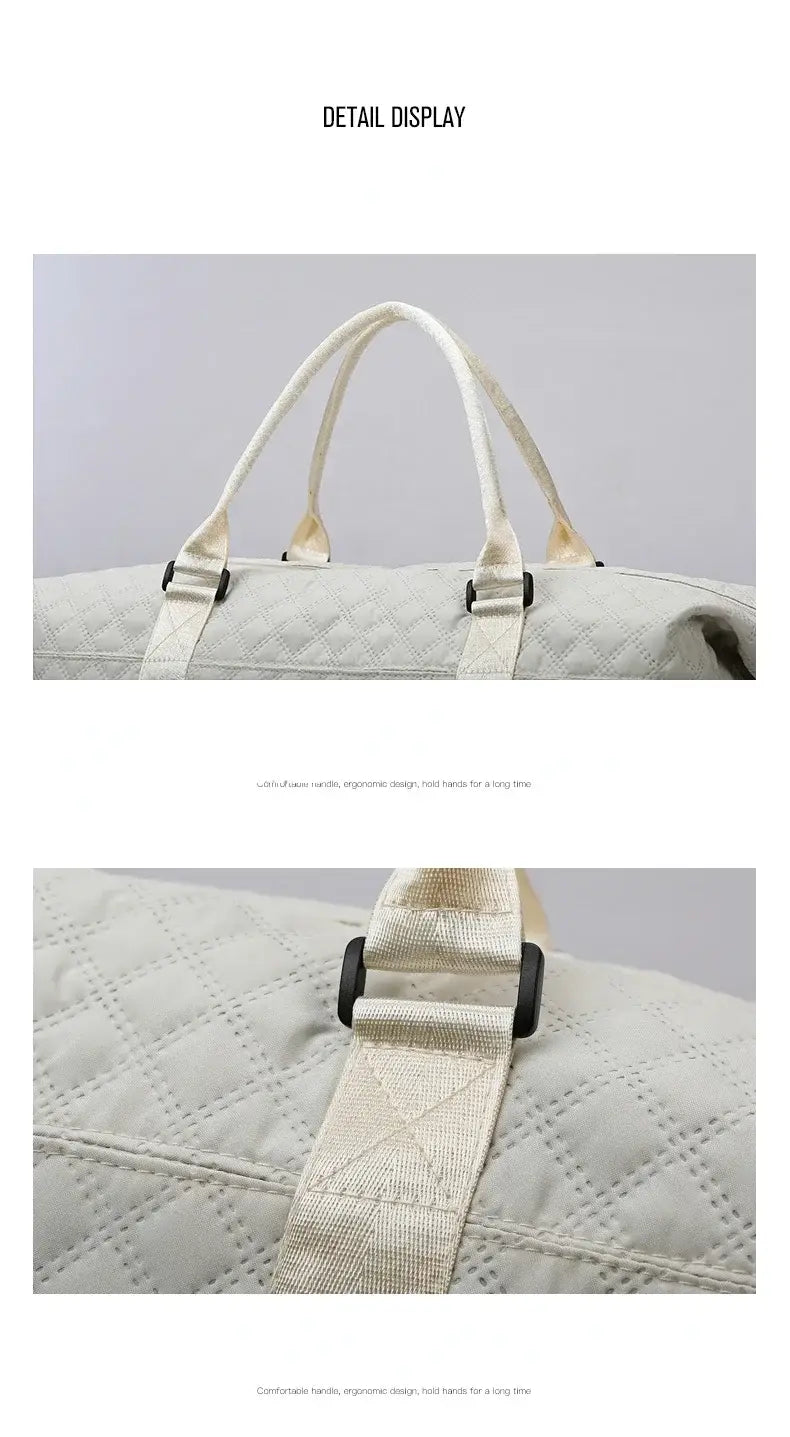 Bolsa de viaje tipo duffel acolchada de color crema, con asas resistentes y correas ajustables, diseñada como un tote weekender grande.