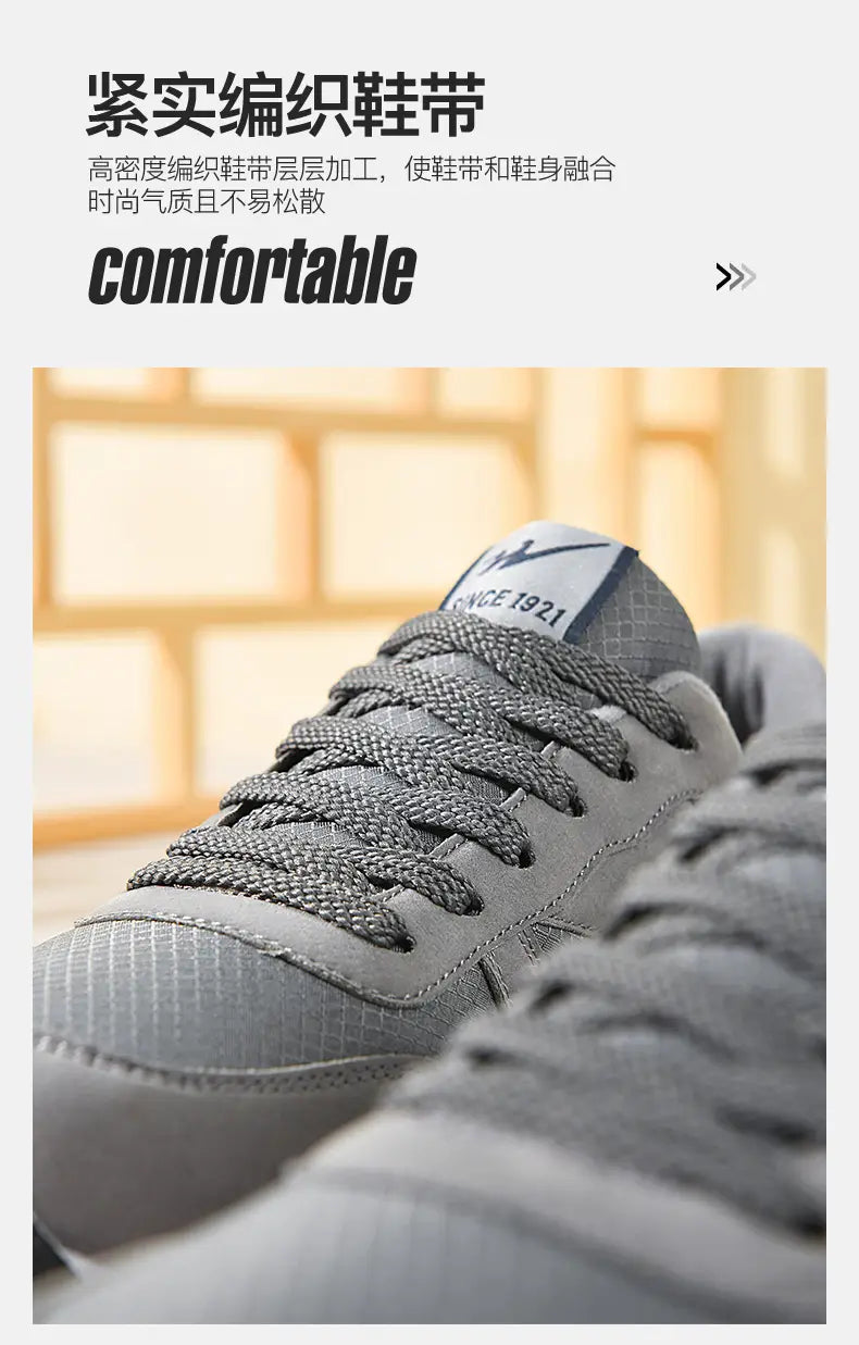 Graue geflochtene Schnürsenkel mit strukturiertem, engmaschig gestricktem Design an grauen sportlichen Herrenfreizeitsneakern in Grau und Weiß für Freizeitschuhe zum Gehen.