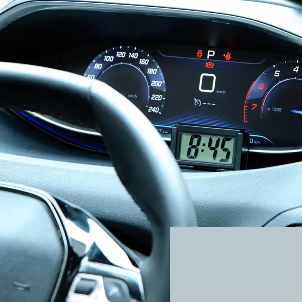 Digitale Fahrzeuguhr-Dashboard-Uhrzeit-Anzeige mit schwarzem Gehäuse und weißen Ziffern, die 8 45 anzeigen