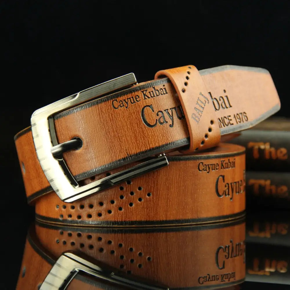 Ceinture en cuir pour homme, vintage, pour taille d’affaires, en cuir beige avec une boucle à ton argenté, des détails perforés et le nom de marque Cayue Kuba gravé sur la surface.