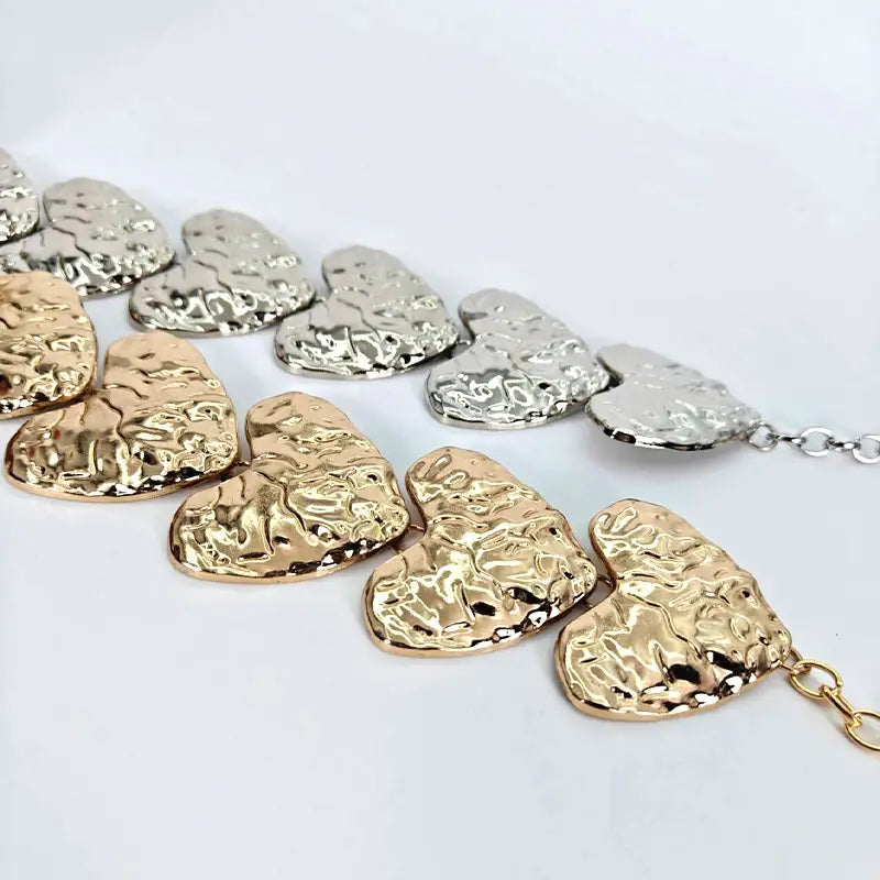 Pulsera de charms con corazones en tonos dorado y plata, acabado texturizado tipo martillado, incluida en la colección de cinturón de cadena de cintura con corazón de gran amante en tono dorado, estilo punk, del diseñador amante.