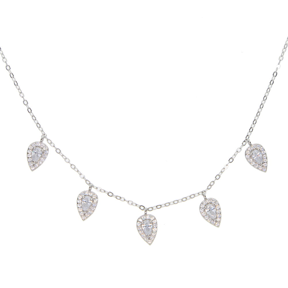 Collar tipo gargantilla delicado en circonita cz de color plata con forma de gota de lágrima, con cinco colgantes con forma de gota engarzados con piedras transparentes brillantes en una cadena delicada.