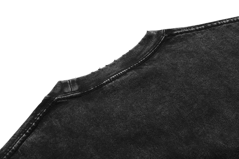 Camisa de mezclilla (denim) negra con una textura desvanecida ligeramente desgastada y costuras visibles a lo largo del cuello, en una camiseta extragrande vintage lavada y desteñida con gráfico de anime gótico.