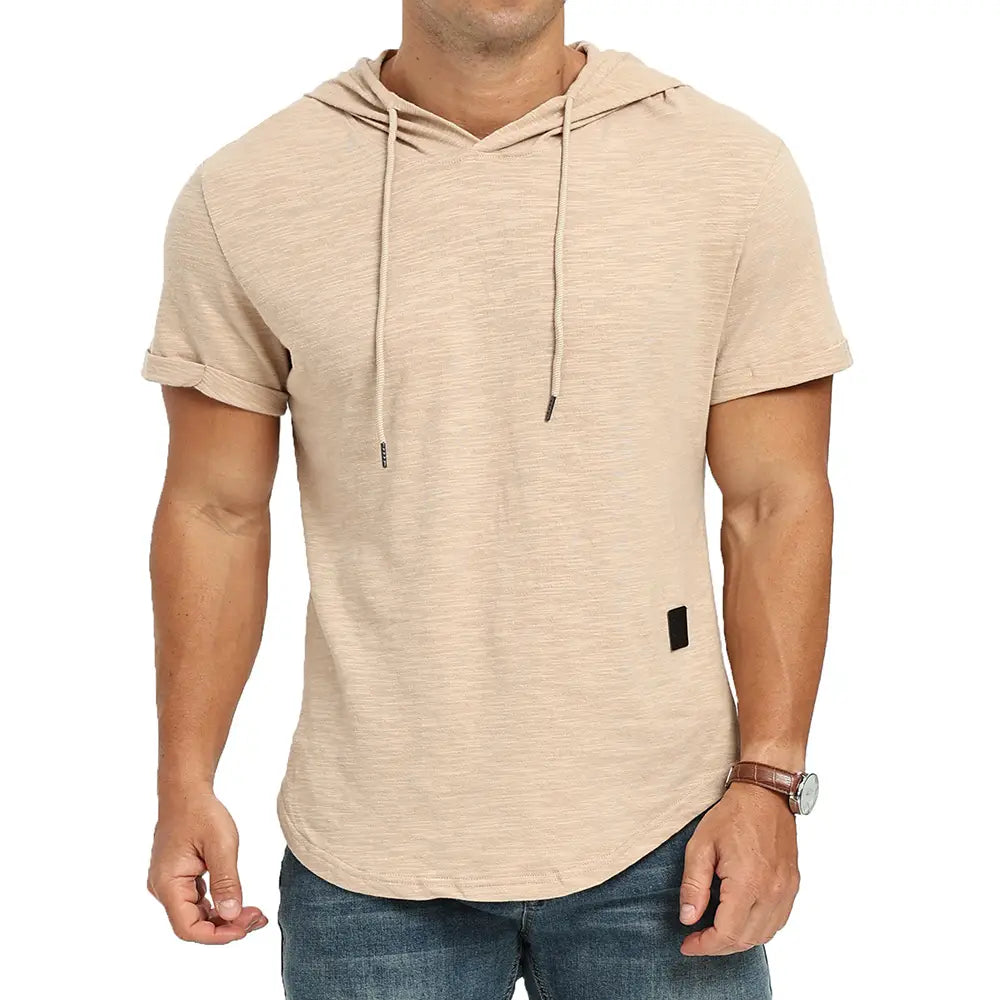 Veste à capuche beige légère et respirante pour homme, à manches courtes, présentant un tissu texturé subtil et des cordons assortis, idéale pour des tenues décontractées.