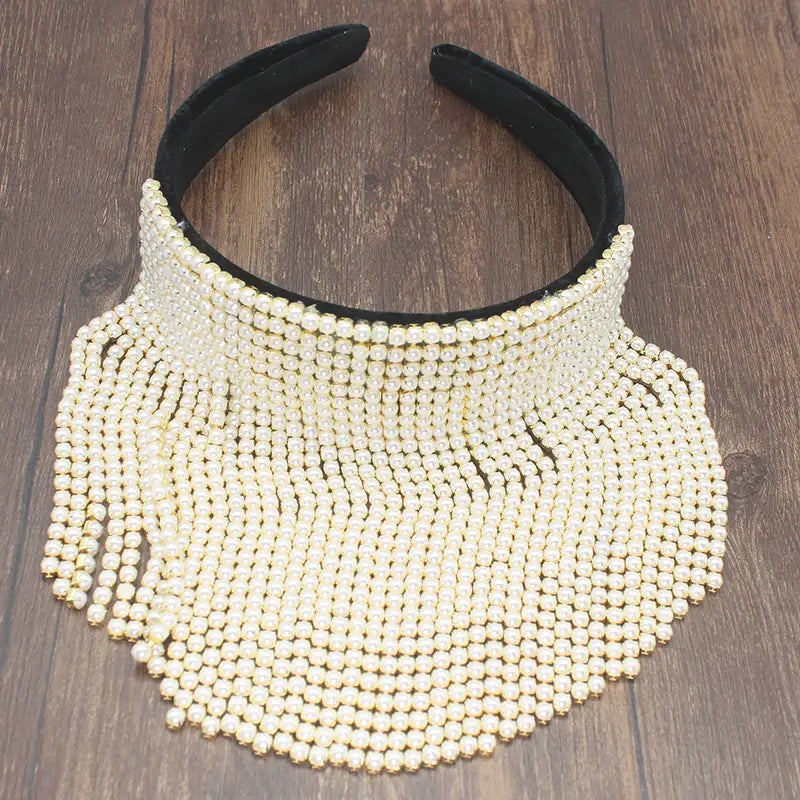 Bandeau en perles et strass orné d’un motif en résille perle blanc cassé scintillante, avec une bande de tissu rembourré noir, pour une tenue de mariée élégante.