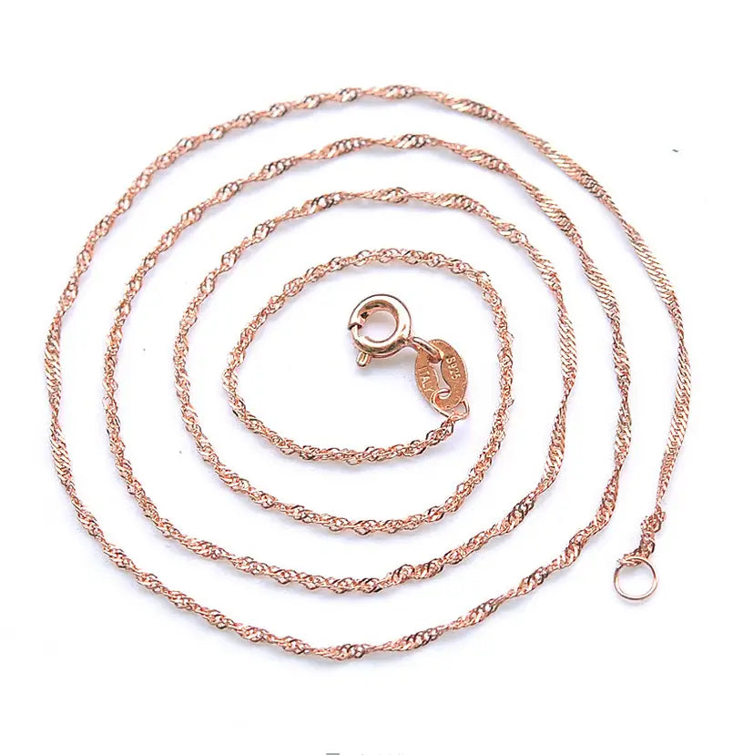 Collar de moissanita en plata de ley con tono oro rosa, con cadena trenzada, cierre seguro y placa de contraste.