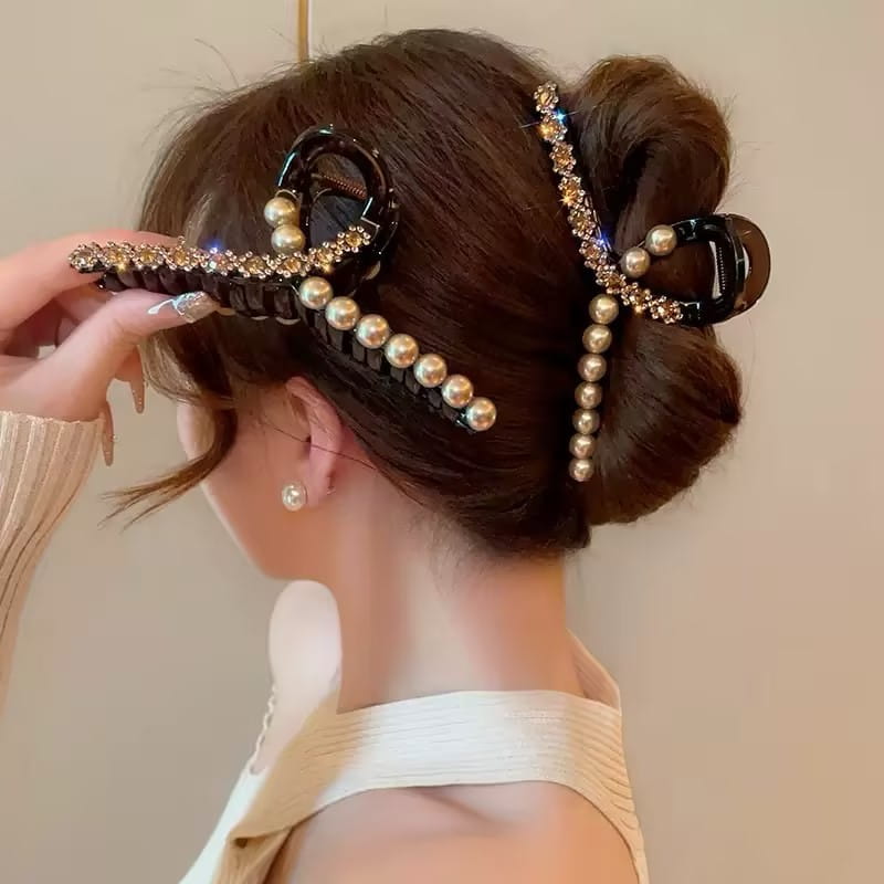 Barrette serre-cheveux noire ornée de perles à la finition dorée et de strass étincelants, conçue comme une barrette serre-cheveux en perles imitation rhinestones.