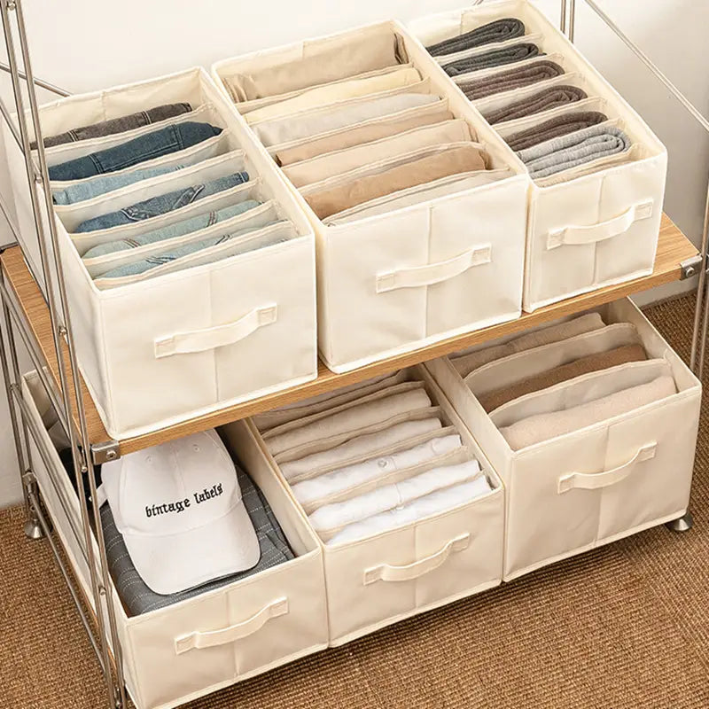 beigefarbene Stoff-Wäscheaufbewahrungsbox mit integrierten Griffen zur übersichtlichen Organisation gefalteter Kleidung und Accessoires im Kleiderschrank und für Jeans.