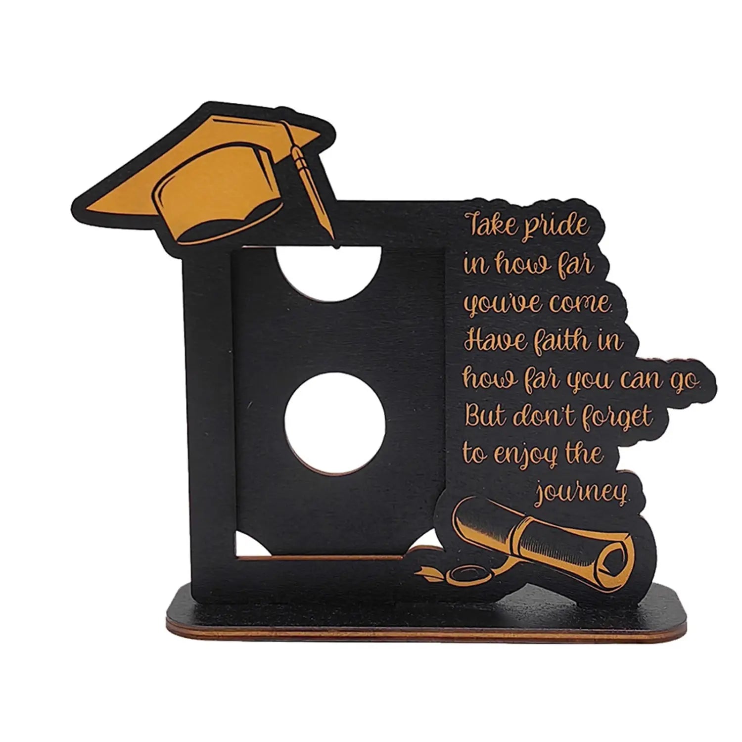 Organizador de escritorio de graduación de madera negra con tapa y recorte de diploma en color dorado, y con una cita motivacional grabada, presentada en el marco de foto de graduación de madera de la Promoción 2025.