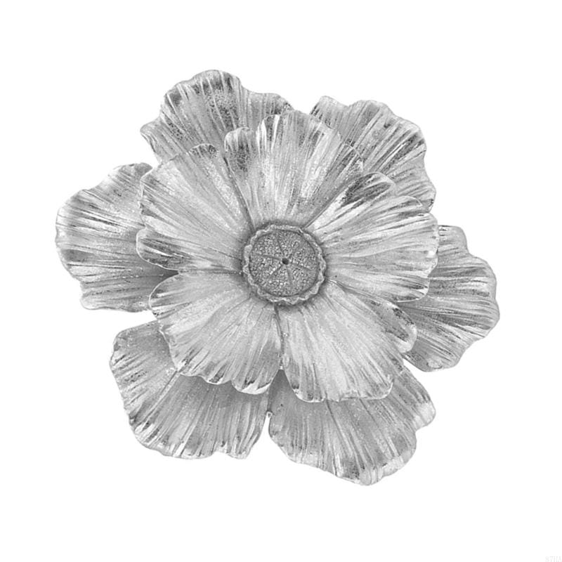 Décoration murale en fleur métallique argent, comprenant un relief de pétales superposés et un centre texturé, réalisé en sculpture d’accent floral en résine 3D en relief.