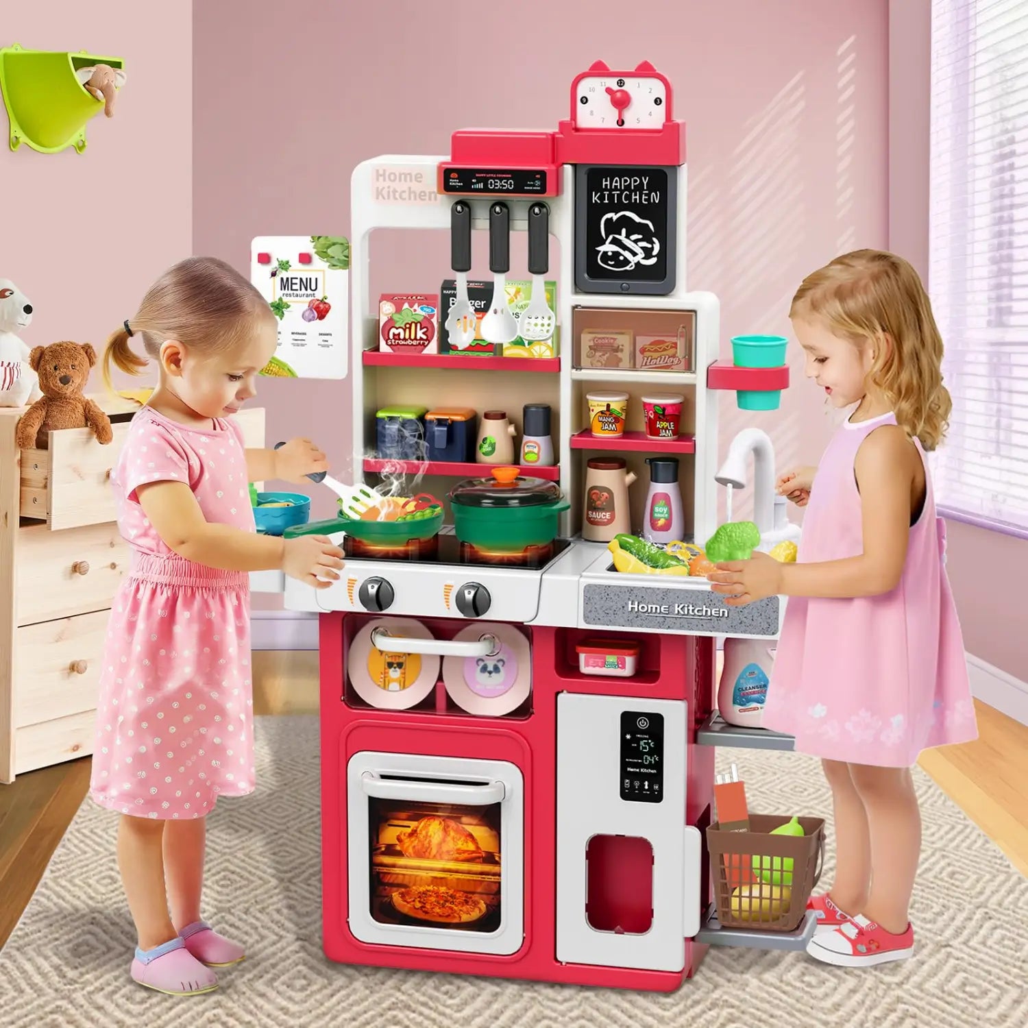Rosa-weißes Kunststoff-Spiellandhaus für die Küche mit Lichtern und Dampf, mit digitaler Anzeige, vorgetäürter Ofentür mit einem zubereiteten Hähnchen sowie Regalen, die mit Miniatur-Lebensmitteln bestückt sind.