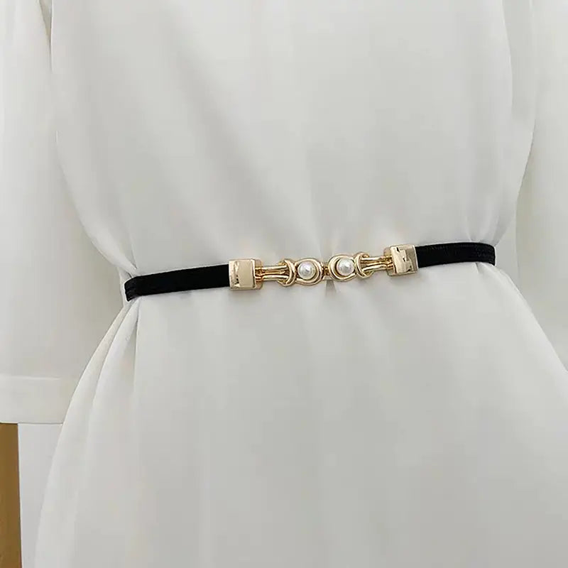 Dunkle Samtperlen-Schnallen-Taillegürtel für Damen mit goldfarbenem Metallschnallenverschluss und zwei Perlenakzenten in einem eleganten, klaren Design.