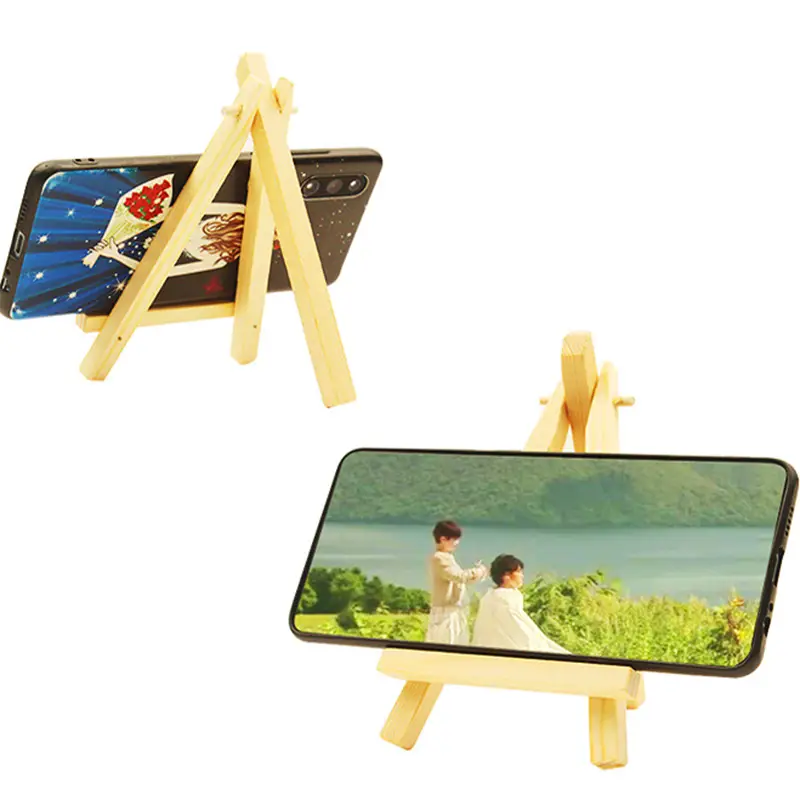 Support de téléphone en bois de couleur claire avec un design d’avant-toit simple en forme de A, utilisé pour l’affichage en bois, la décoration d’engagement de mariage, comme chevalet pour des peintures, des affiches et des décorations de mariage.