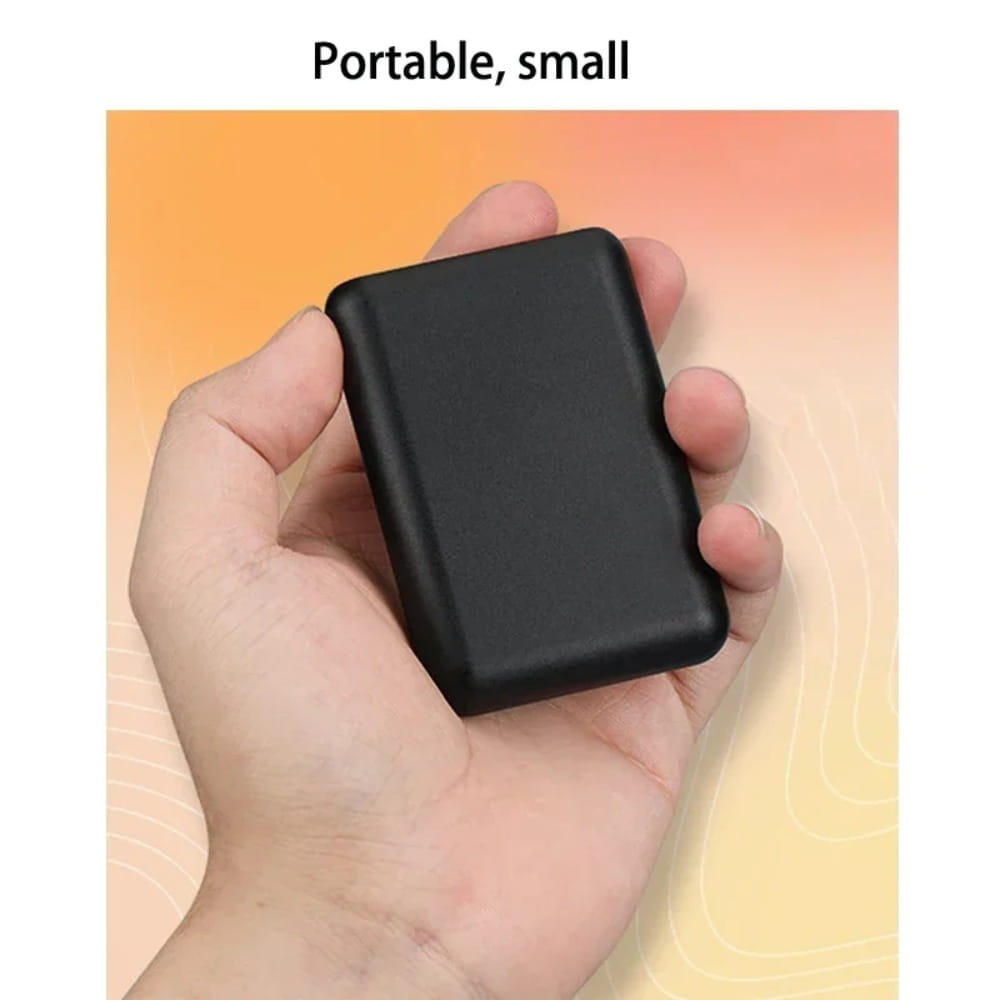 Banco de energía portátil rectangular negro con bordes redondeados y un acabado mate suave, diseñado como batería para guantes calefactados con capacidad de 5000 mAh